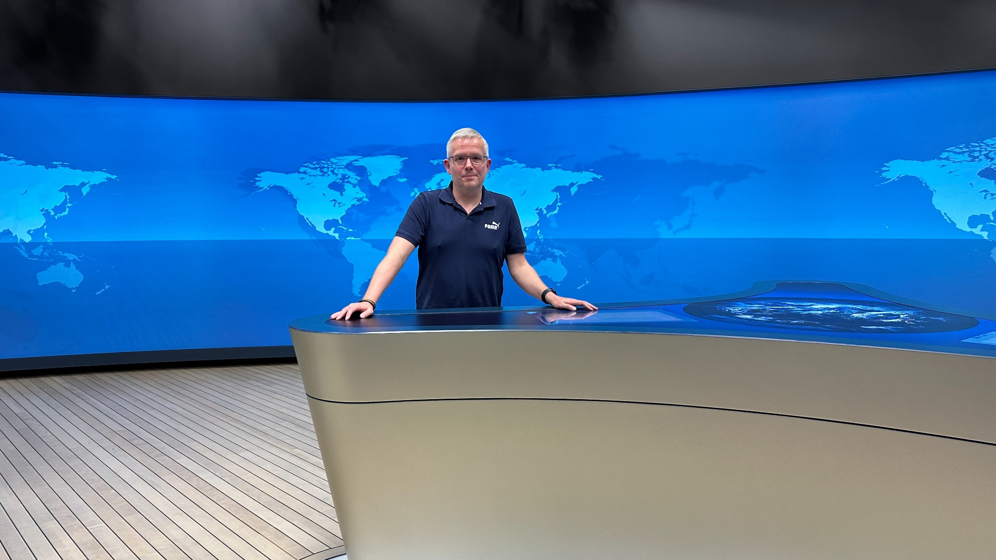 Christian Beisenherz im Fernsehstudio am Nachrichtenpult